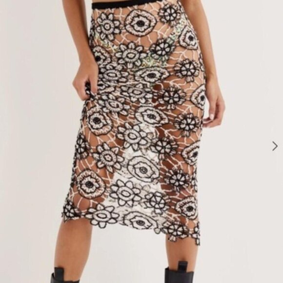 Black And White Floral Crochet - Picture 1 of 5
